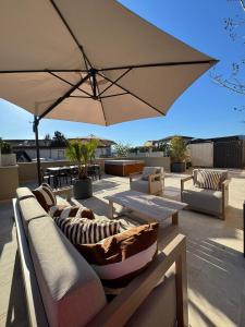 Luxury apartment with large terrace and jacuzzi next to famous historic walls of Lucca