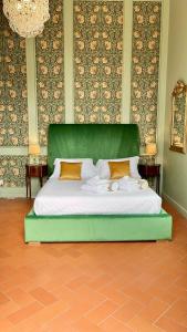 Luxury apartment with large terrace and jacuzzi next to famous historic walls of Lucca