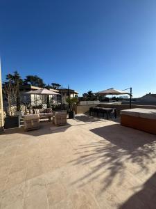 Luxury apartment with large terrace and jacuzzi next to famous historic walls of Lucca