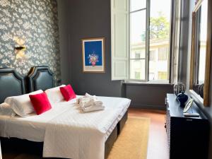 Luxury apartment with large terrace and jacuzzi next to famous historic walls of Lucca