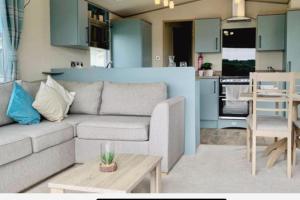 Caravan - Sleeps 6 - Pets Ok - Decking - Parking