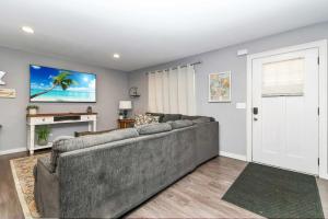 Sunlit Renovated Home, BBQ, Porch & Trails Nearby