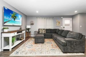 Sunlit Renovated Home, BBQ, Porch & Trails Nearby
