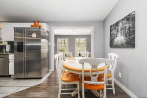 Sunlit Renovated Home, BBQ, Porch & Trails Nearby