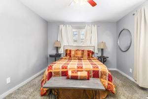 Sunlit Renovated Home, BBQ, Porch & Trails Nearby