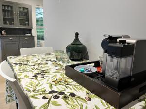 Contemporary & Spacious Courtyard Unit