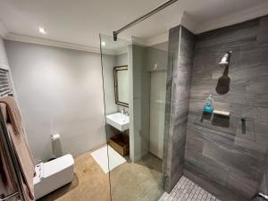 Contemporary & Spacious Courtyard Unit