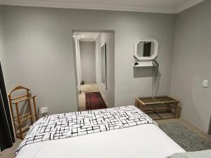 Contemporary & Spacious Courtyard Unit