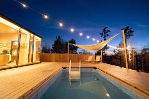 Sol - Hilltop Mirror Cabin, Pool, Sunset Views