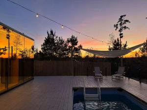 Sol - Hilltop Mirror Cabin, Pool, Sunset Views