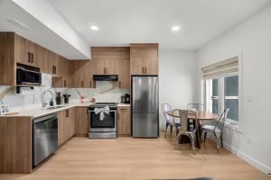 Airdrie 1BR Private Guest Suite near the Canal – Queen Bed, Full Kitchen, Driveway Parking
