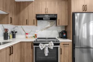 Airdrie 1BR Private Guest Suite near the Canal – Queen Bed, Full Kitchen, Driveway Parking
