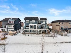 Airdrie 1BR Private Guest Suite near the Canal – Queen Bed, Full Kitchen, Driveway Parking