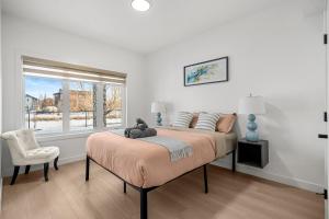 Airdrie 1BR Private Guest Suite near the Canal – Queen Bed, Full Kitchen, Driveway Parking