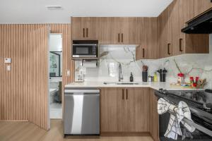 Airdrie 1BR Private Guest Suite near the Canal – Queen Bed, Full Kitchen, Driveway Parking