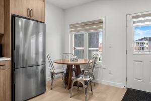 Airdrie 1BR Private Guest Suite near the Canal – Queen Bed, Full Kitchen, Driveway Parking