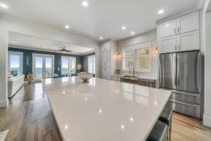 Tropic Like Its Hot - Beachfront House in Destin with Private Pool & Direct Beach Access