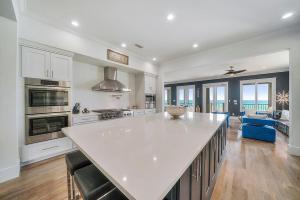 Tropic Like Its Hot - Beachfront House in Destin with Private Pool & Direct Beach Access