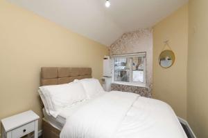 Convenient 3 Bedroom Home in Swansea with Garden