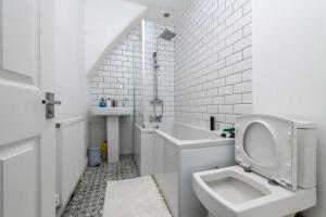 Convenient 3 Bedroom Home in Swansea with Garden