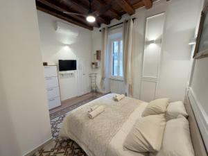 Bocaccios Apartment - 2 min from Trevi Fountain