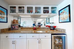 3BR Gulf-View Suite with Pools, Gym and Tennis