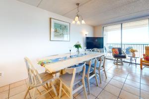 3BR Gulf-View Suite with Pools, Gym and Tennis