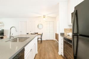 Hollywood Hills Haven - Resort Living Near Universal Studios & Warner Bros