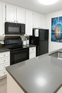 Hollywood Hills Haven - Resort Living Near Universal Studios & Warner Bros