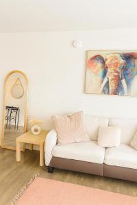 Hollywood Hills Haven - Resort Living Near Universal Studios & Warner Bros