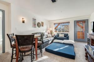 First Tracks 3206 - Walk to Gondola - Heated Pool & Hot Tubs