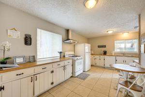 Game Room, Hot Tub! Family Home 5 Mi to SeaWorld