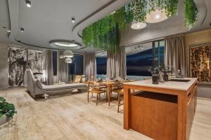 3 BR Lux Private Beachfront Escape with Pool and Gym