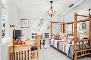 Niccola Tropical Waterfront Vacation Home Cape Coral