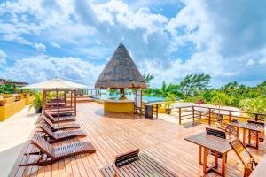 PH Condo Steps to Beach & 5th Ave PVT Roof Pool