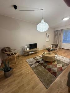 Viihtyisä, täydellisesti varusteltu kolmio ja ilmainen parkkipaikka