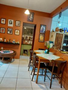 Casa aconchegante térrea à 3min de carro do centro e praia central