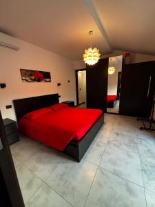 Modern Apartment with Balcony 2 Bedrooms & 2 Bathrooms near Cremona Fair