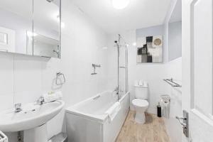 Loughton House - Central Location - Driveway Parking, Self-Check-In, Garden, Super-Fast Wifi and Smart TVs by Yoko Property