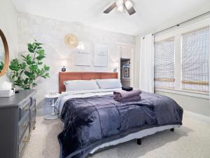 Stylish Lakeside Living - walk to the beach