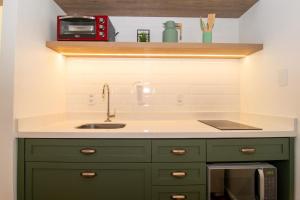 Studio em frente à Catedral no centro KH1930