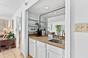 Relaxing Beachfront 2BR with Gulf-View Balcony