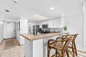 Relaxing Beachfront 2BR with Gulf-View Balcony