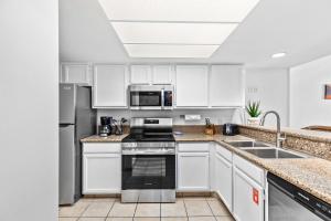 Relaxing Beachfront 2BR with Gulf-View Balcony