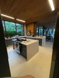 Mansão de Luxo em Praia do Forte com Acesso à Praia