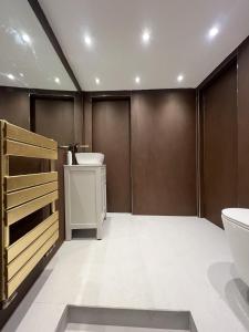 Unique 3600 sq ft Luxury 4-Bed Richmond Hill Home