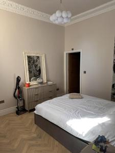 Unique 3600 sq ft Luxury 4-Bed Richmond Hill Home