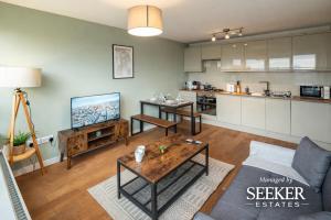 Top Floor 2Bed with Private Terrace in Shepherds Bush Near Westfield & Tube