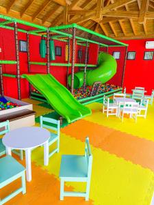 Casa de Luxo com Jacuzzi aquecida e 3 quartos na Praia do Forte, Condomínio Clube com estrutura completa, Academia, Restaurante, Brinquedoteca e muito mais