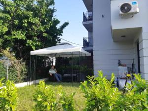 Ljubičica deluxe 2, sa dvorištem i parkingom